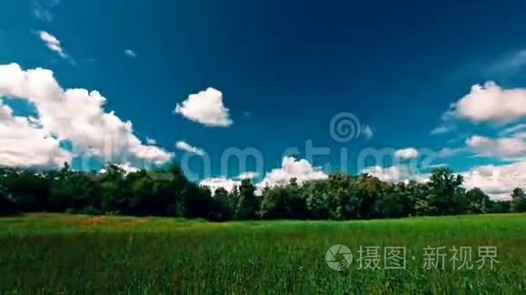 绿色的田野和多云的天空。 4K. 全高清，4096x2304。
