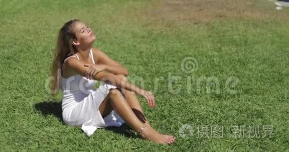 性感女孩在草坪上放松