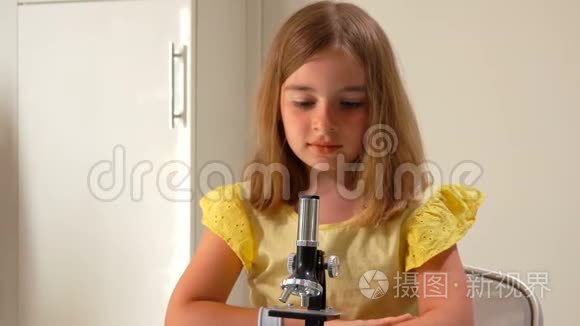 女孩把玻璃幻灯片插入显微镜视频