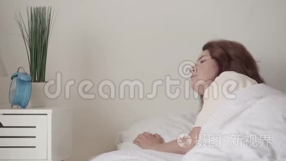 成年困女关掉闹钟.. 早上蓝色老式闹钟响.. 早上的时间