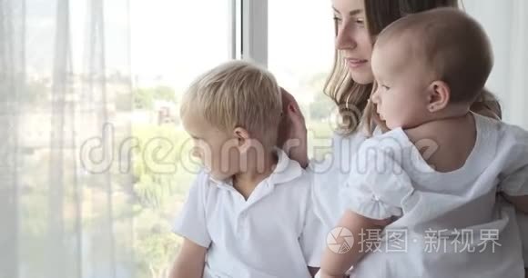 妈妈带着孩子从窗户往外看视频