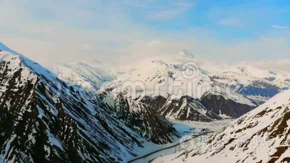 多云的蓝天和雪山山顶视频