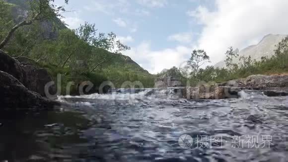 快速的河流流动与山景。 肆虐的山河..