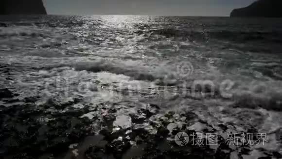 美丽丝滑的海浪和海岸上的岩石视频