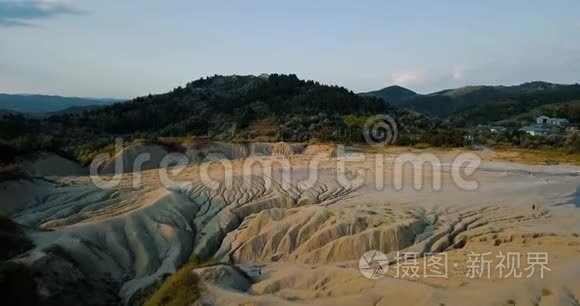 在泥火山和月球景观上向前飞行视频