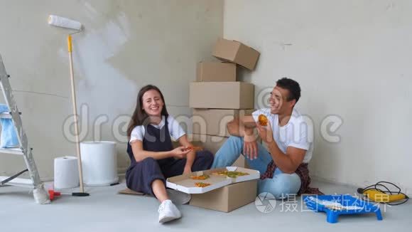 幸福的年轻夫妇在休息时吃披萨