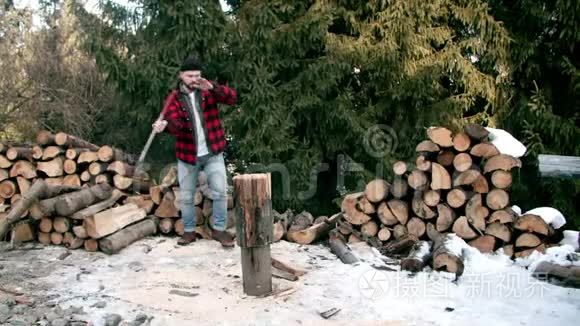 冬天森林里的伐木工人视频