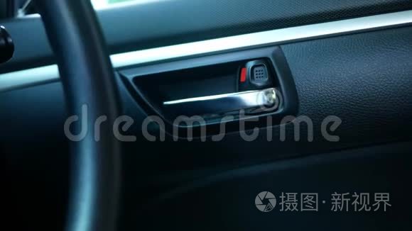 关闭开关电动锁门工作时，司机`手按按钮在汽车上，以确保安全。 技术和运输