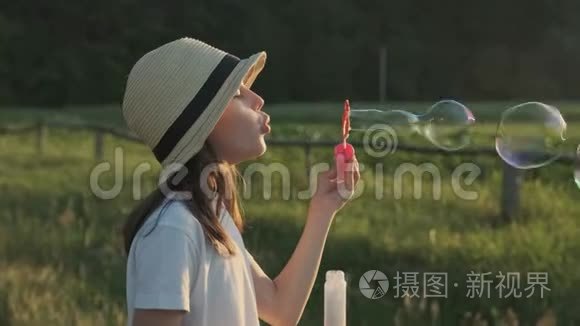 戴帽子吹肥皂泡的漂亮女孩