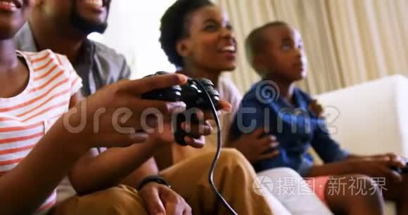 家长和孩子在客厅玩电子游戏视频