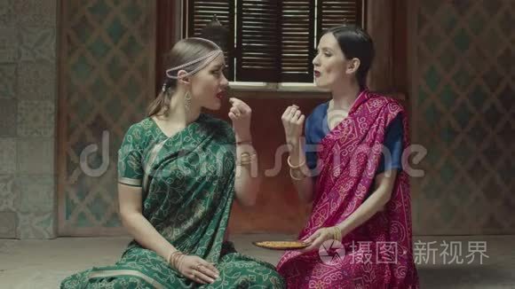 萨里味香味印度菜的女性朋友视频