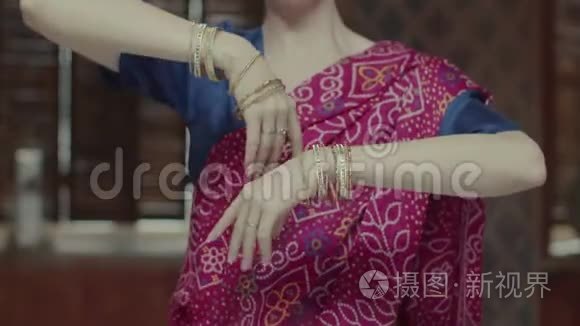 戴着印度风格的手镯跳舞的女性视频