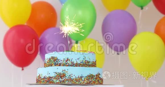 蓝色生日蛋糕和彩球视频