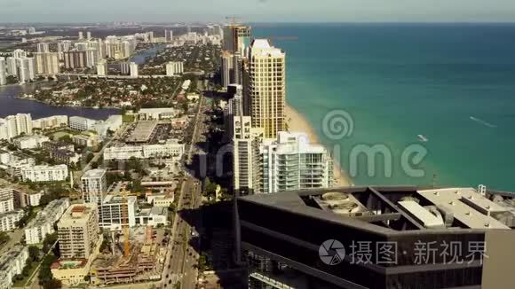 天桥和倾斜在海滩上的高层建筑