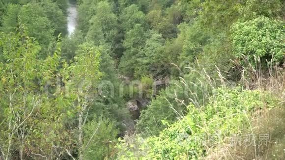 黑山山脉中的石桥在山涧上视频