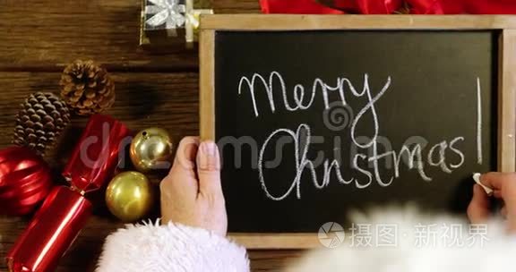 圣诞老人在石板上写圣诞快乐