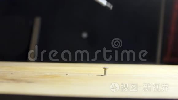木制板男性手上的松动螺钉视频
