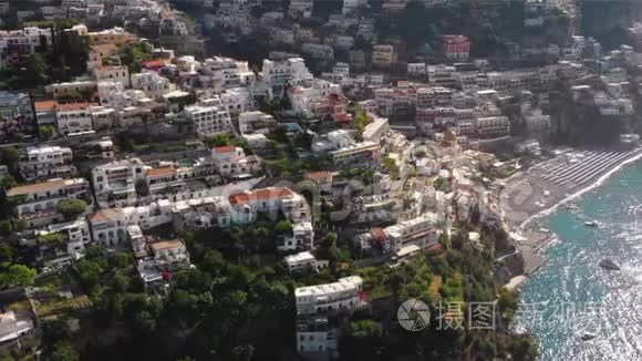 美丽的鸟瞰基础设施和建筑物的波西塔诺市。 酒店、住宅和道路