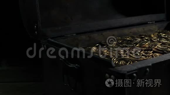 装满金币的木制旧箱子视频