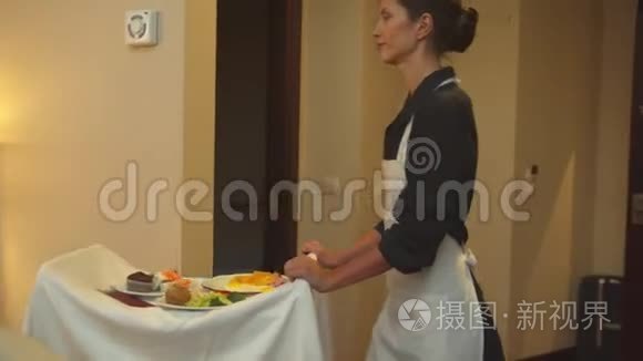 宾馆客房内提供带食物的餐桌视频