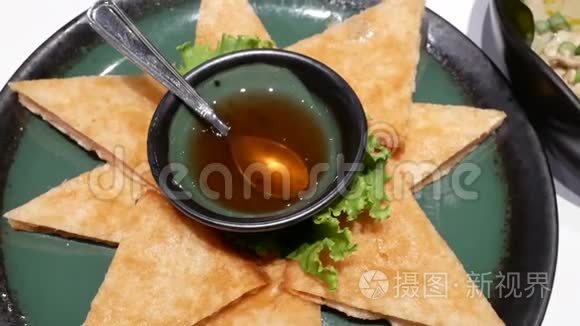 原虾煎饼和酱在桌上的运动视频