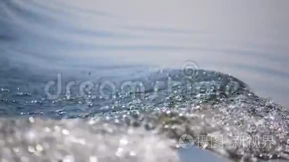 航海产生的波浪和海绵视频