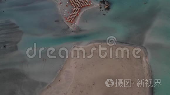 空中全景视频著名的异国天堂沙质翡翠海滩埃拉丰尼西在西南克里特岛，希腊。