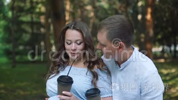 在公园里喝杯茶爱怀孕的夫妻视频