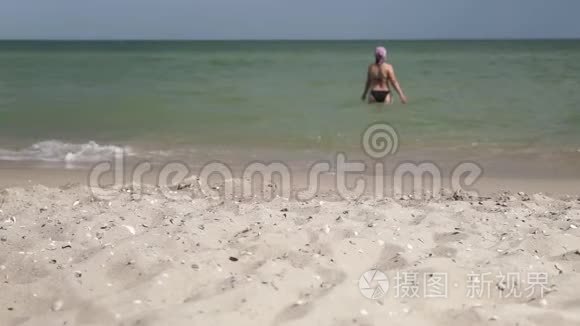 海滩上的免费中年妇女视频