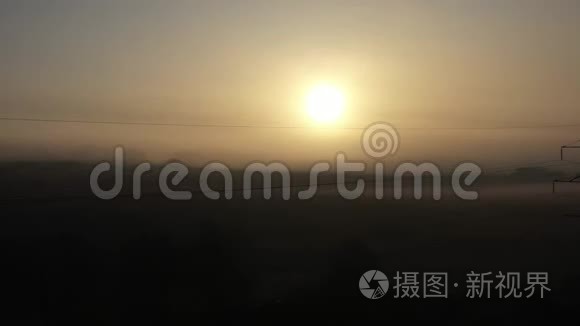 美丽的秋日在雾中，电线杆的背景照耀着沉闷宁静的草原