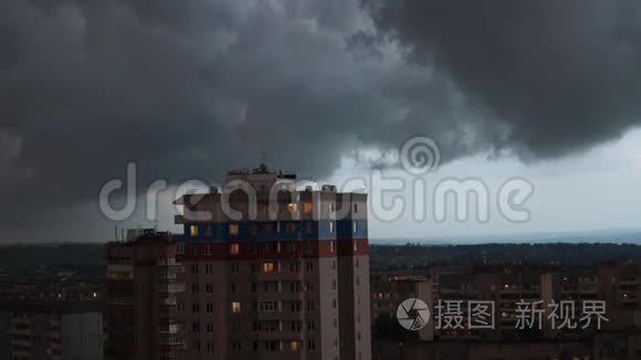 暴风雨即将来临视频