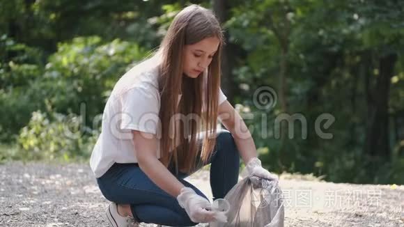 年轻女子自愿在城市公园捡垃圾视频