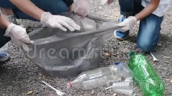志愿者在森林中收集垃圾的过程视频