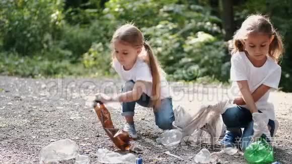 两个小女孩一起在森林里收集垃圾