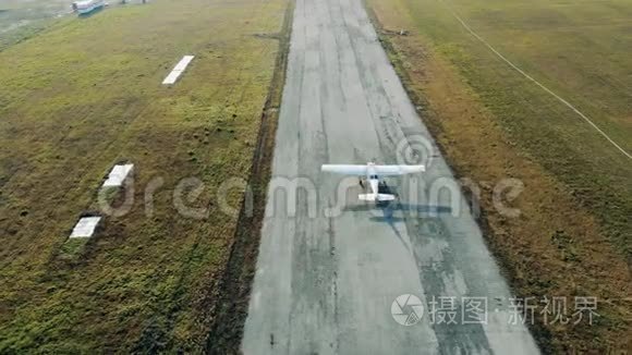 从跑道起飞的小型飞机的俯视图视频