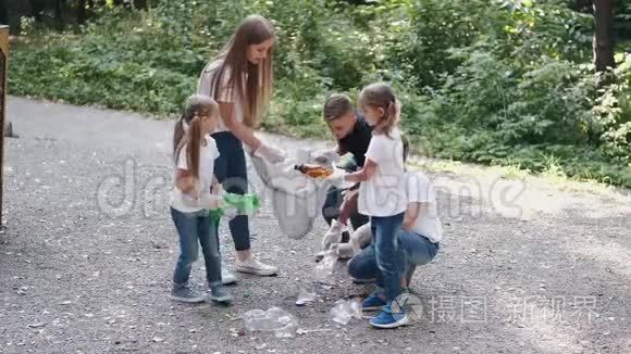 一群戴手套的孩子在城市公园捡垃圾