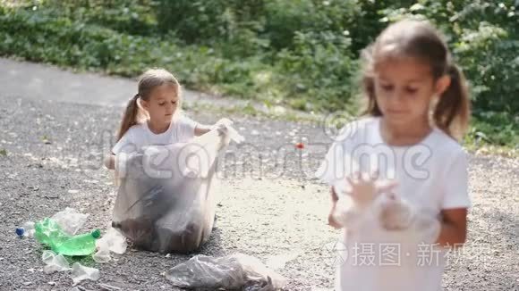 两个小女孩一起在森林里收集垃圾