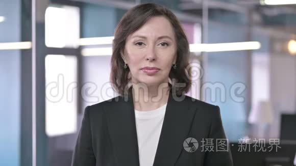 《震惊中老年女商人面对失败的手势》