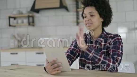 非裔美国人在桌上做视频聊天视频