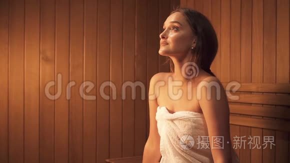 小女孩坐在汗蒸室做护肤视频