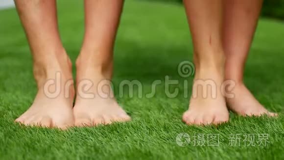 2.你的脚互相踩短视频
