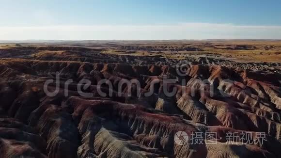 犹他州荒芜地区红色波浪状地质构造的空中全景拍摄