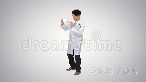 年轻的医生在梯度背景下展示新药和跳舞。