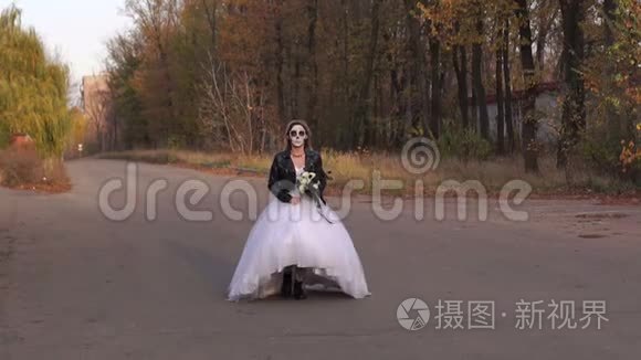 穿着婚纱，脸上戴着头骨面具的女孩正在空路上奔跑