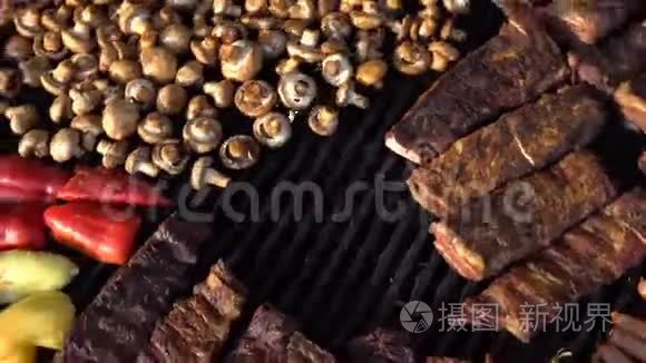 用t骨牛排和蘑菇在烤肉上搭配美味的烤肉和蔬菜。 大型烤架，野战厨房，f