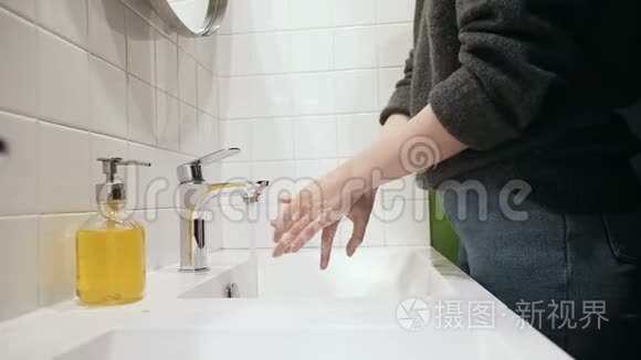 女人从街上回来后要小心洗手视频