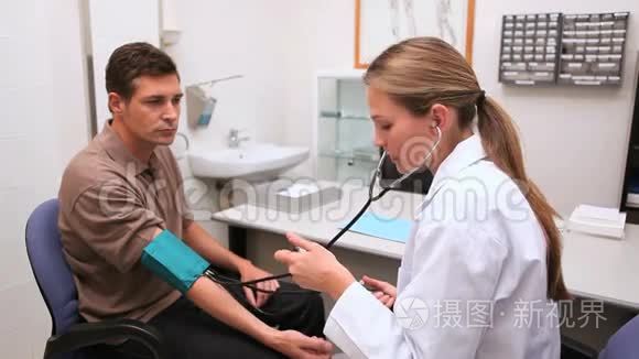 微笑的医生测量病人的血压视频
