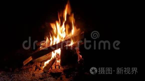 柴火火焰在家庭冬季壁炉中发光，科学4k