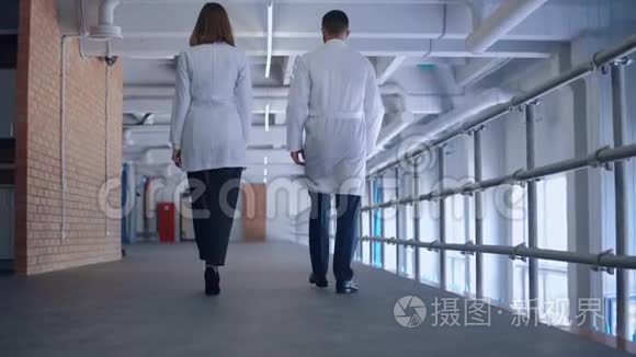 人们上班时穿制服走路视频