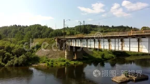 旧铁铁路桥和青山的鸟瞰图视频